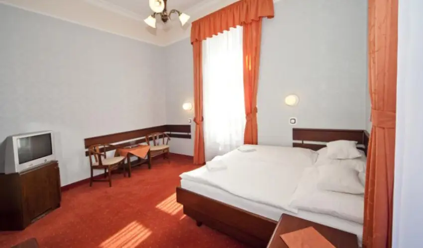 Astoria Hotel s tterem Balatonfred - Balatoni kedvezmnyes rak reggelis elltssal (1 jtl)