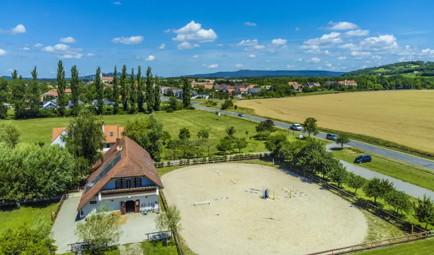 Gyulavezr Lovasbirodalma Panzi  Gyulakeszi - Balatoni kedvezmnyes rak reggelivel (1 jtl)