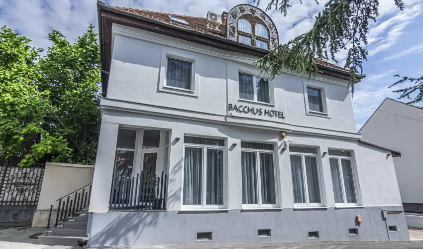 Hotel Bacchus Keszthely - Balatoni kedvezmnyes rak reggelis elltssal (1 jtl)