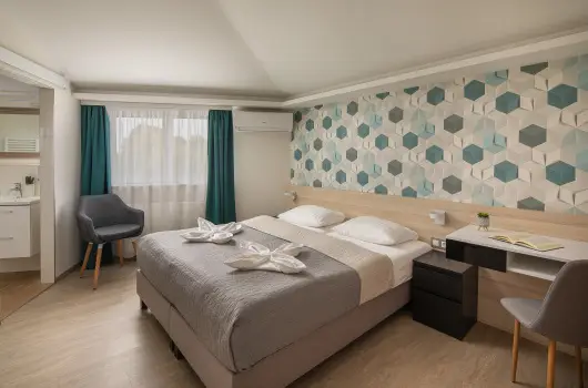 Krist�ly Hotel - 2=3 Senior aj�nlat aj�nd�k �jszak�val