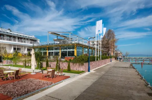 Hotel Yacht Wellness & Business - Szoba�r el�refizet�si kedvezm�nnyel, f�lpanzi�val