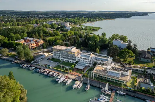 Hotel Yacht Wellness & Business - Balatoni kedvezm�nyes �r f�lpanzi�val