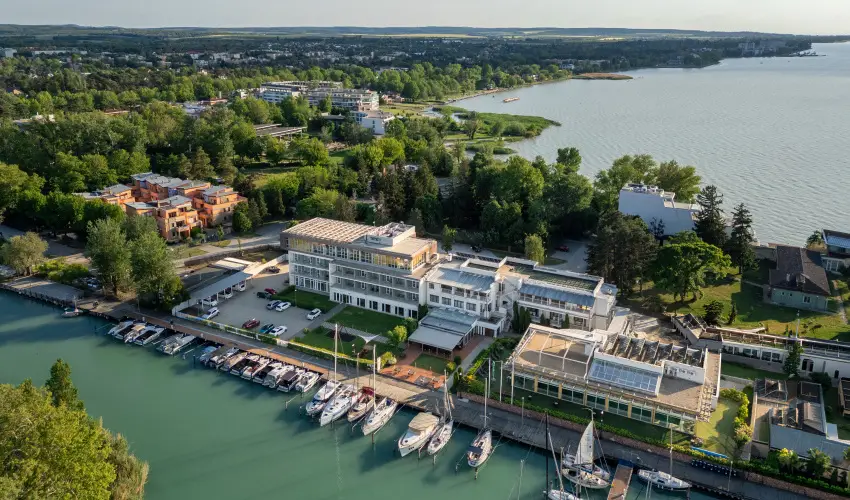 Hotel Yacht Wellness & Business Si�fok - Balatoni kedvezm�nyes �r f�lpanzi�val (1 �jt�l)