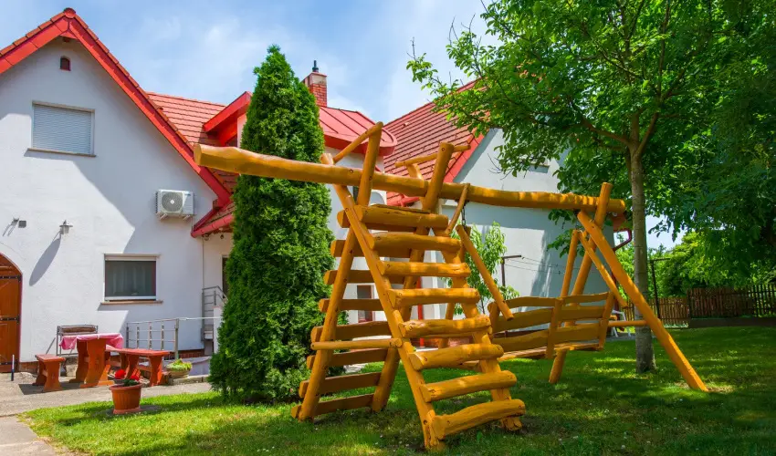 Huszr Vendghz rvnyes - Balatoni kedvezmnyes rak (1 jtl)