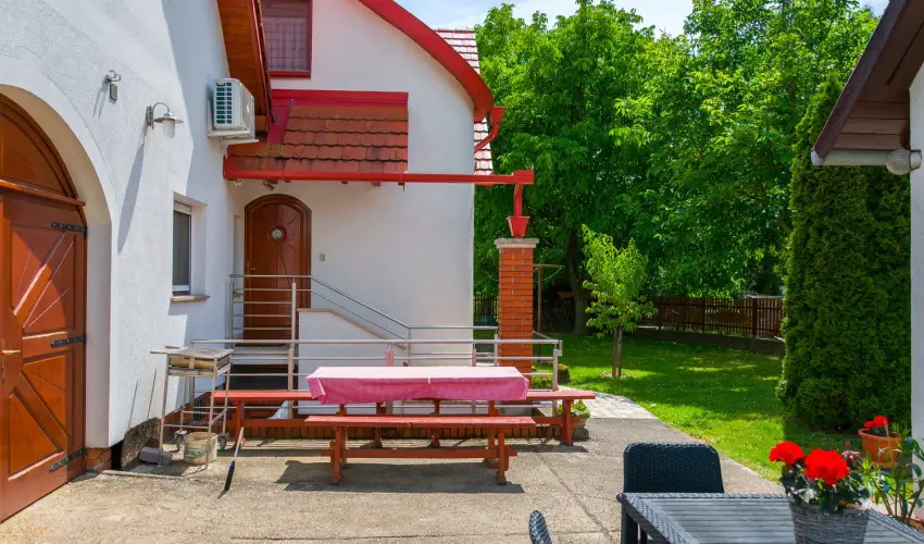 Huszr Vendghz rvnyes - Balatoni kedvezmnyes rak (1 jtl)