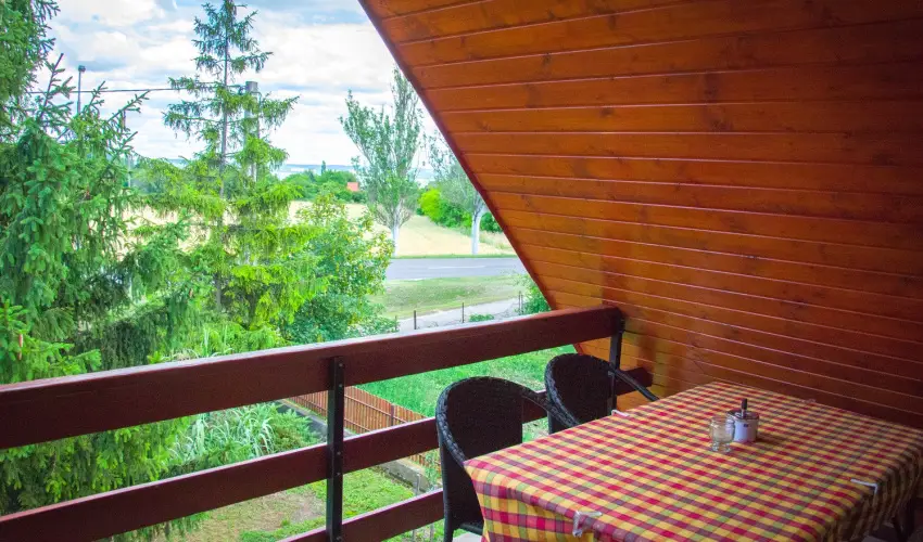 Huszr Vendghz rvnyes - Balatoni kedvezmnyes rak (1 jtl)