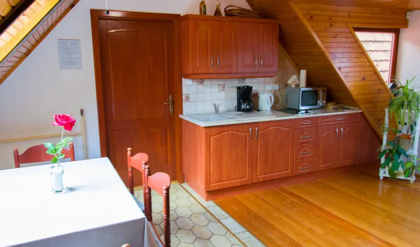 Huszr Vendghz rvnyes - Balatoni kedvezmnyes rak (1 jtl)