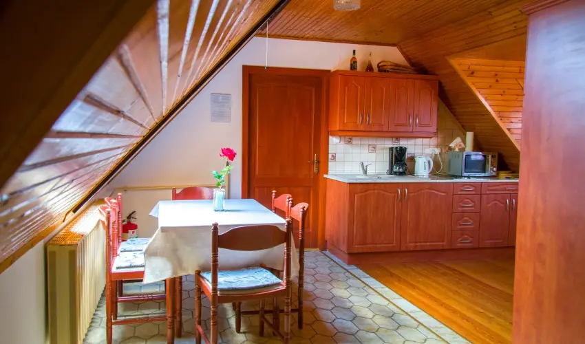 Huszr Vendghz rvnyes - Balatoni kedvezmnyes rak (1 jtl)