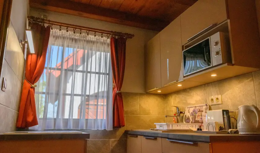 Huszr Vendghz rvnyes - Balatoni kedvezmnyes rak (1 jtl)