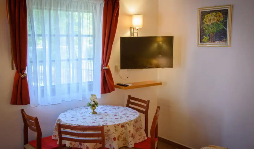 Huszr Vendghz rvnyes - Balatoni kedvezmnyes rak (1 jtl)