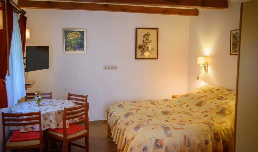 Huszr Vendghz rvnyes - Balatoni kedvezmnyes rak (1 jtl)