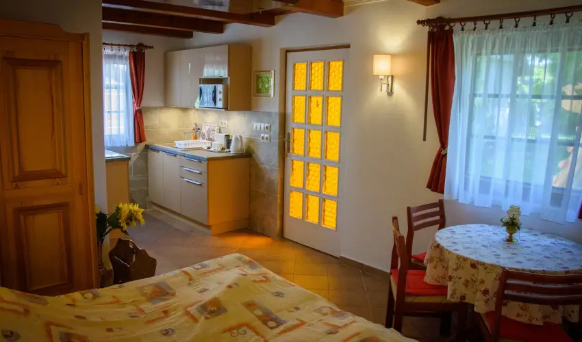 Huszr Vendghz rvnyes - Balatoni kedvezmnyes rak (1 jtl)