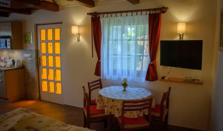 Huszr Vendghz rvnyes - Balatoni kedvezmnyes rak (1 jtl)