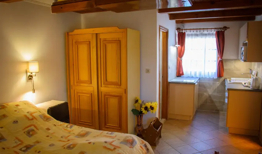 Huszr Vendghz rvnyes - Balatoni kedvezmnyes rak (1 jtl)