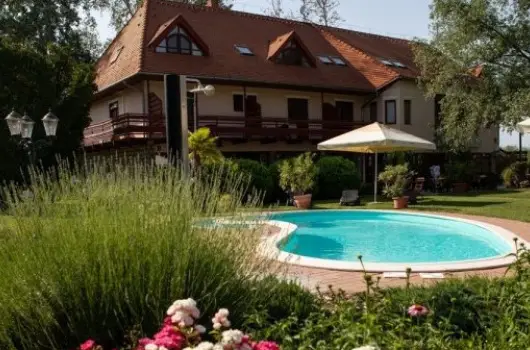 Zsanett Hotel - Balatoni nyarals reggelivel (min. 2 j)