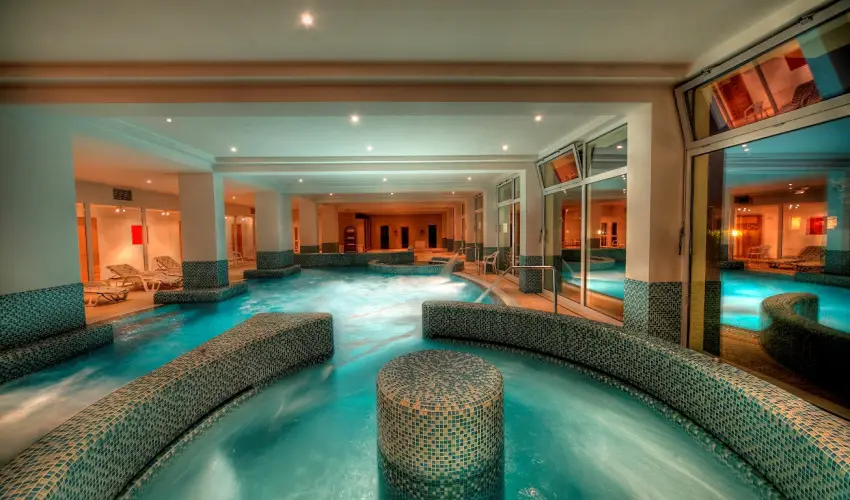 Kt Korona Konferencia & Wellness Hotel Balatonszrsz - Csaldi karcsony s nnepek Kztt (min. 3 j)