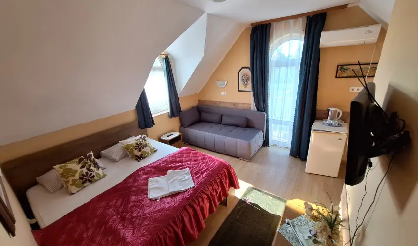 Lag�na Panzi� Sz�nt�d - Balatoni kedvezm�nyes �rak (1 �jt�l)