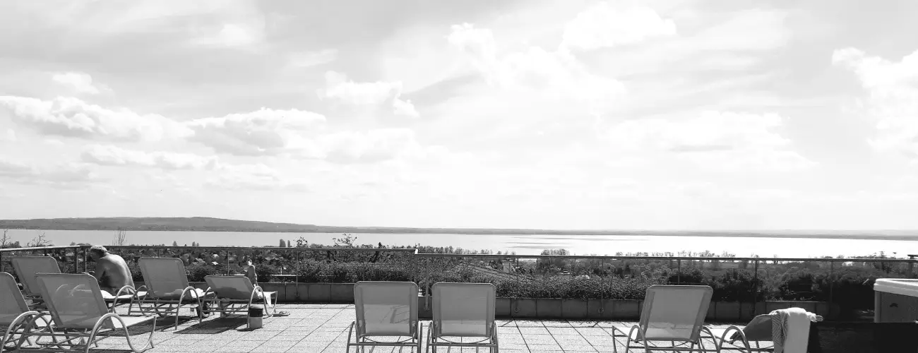 Zenit Hotel Balaton Vonyarcvashegy - Mjus 1. - teljes elrefizetssel